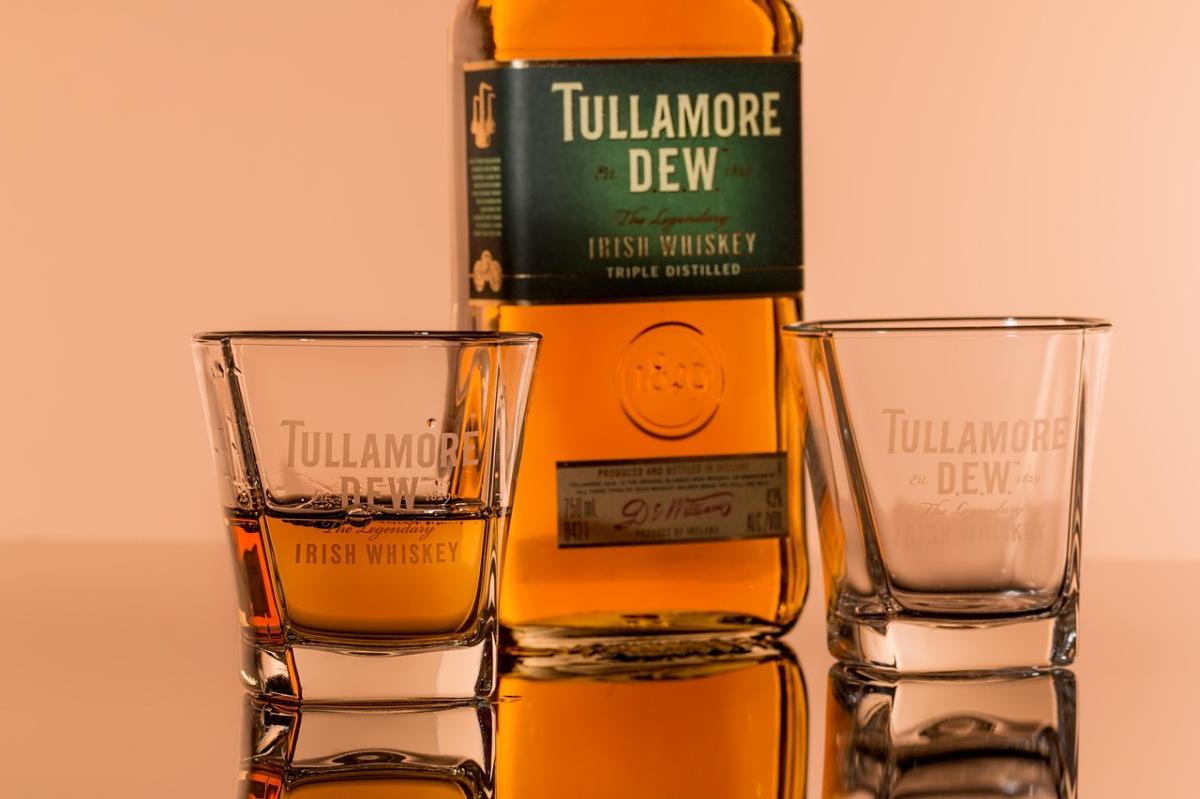 Verre à whisky : les différences entre tumbler, Glencairn et verre ballon