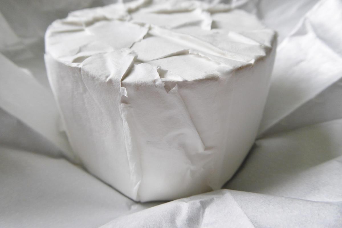 Camembert au four dans sa boîte : est-ce vraiment sans danger ?